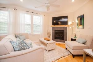 Stylish 2br W Full Kitchen, Laundry & Cen Air