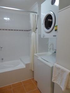 Fern Tree Gully芬特里生活公寓酒店的白色的浴室设有浴缸和水槽。