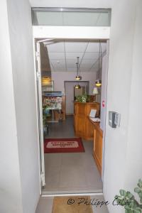 圣让-德吕兹卡帕格里酒店的通往红色地毯的厨房的开放式门