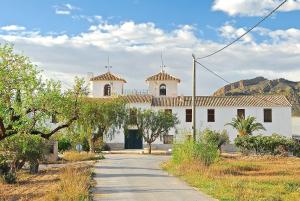 Las VentanasCortijo de los Castellanos的两顶圆顶的白色建筑