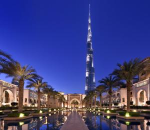 迪拜迪拜市中心皇宫酒店的享有Burj khalifa的夜间景色