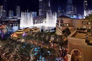 迪拜迪拜市中心皇宫酒店的享有带喷泉的夜间城市景观