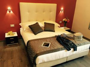 罗马罗马威尼托旅馆的一间卧室配有一张大床和大床头板