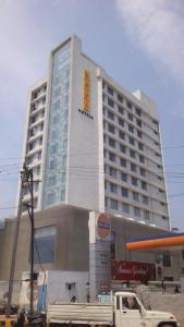 维沙卡帕特南Keys Select by Lemon Tree Hotels, Visakhapatnam的前面有一辆卡车的大建筑
