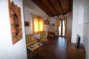 圣阿纳阿雷西Villetta Bouganvillea的客厅配有沙发和桌子
