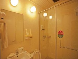 大连格林豪泰大连市火车站站前广场快捷酒店的带淋浴、卫生间和盥洗盆的浴室