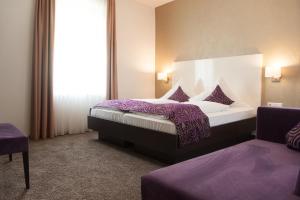 谢尔道纳布里克酒店的酒店客房设有两张床和窗户。