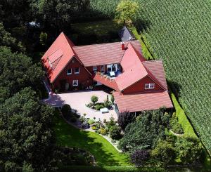 GrönheimFerienwohnung Rita的享有大型红色房屋的空中景致