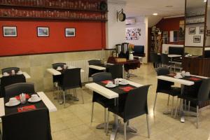 布拉内斯里贾纳旅馆的餐厅内带桌椅的用餐室