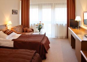 穆希纳Hotel Activa的酒店客房,配有床和沙发