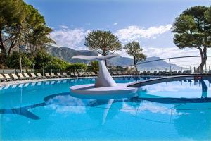 费拉角圣让德尔科罗伊蓝色假日酒店的游泳池中间设有雕像
