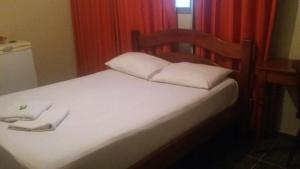 巴西利亚Hotel Dois Candangos的床上有2个白色枕头