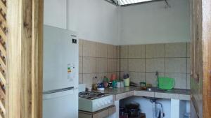 卡维塔Cabinas Smith 2的厨房配有炉灶和白色冰箱。