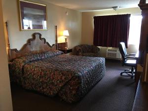 路易斯顿切达汽车旅馆客房内的一张或多张床位