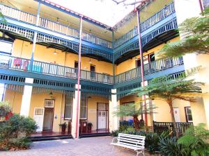 悉尼玛丽麦克罗普广场酒店的公寓大楼的庭院设有长凳