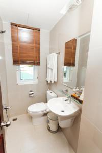 富国蓝天富国酒店的白色的浴室设有卫生间和水槽。