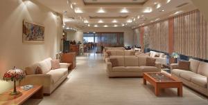 普萨索皮尔戈斯佛罗里达蓝海湾度假酒店及水疗中心的大厅内带沙发和桌子的等候室