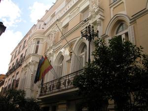 马德里Hostal Goyal Pizarro的一面有旗帜的建筑