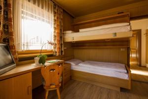 科尔福索埃里卡旅馆的小房间设有两张双层床和一张书桌