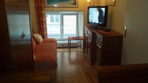格蒙登Oranges Apartment的一间带电视和沙发的客厅