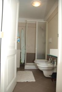 库特罗菲安诺Casa Meravigli的一间带卫生间和淋浴的浴室。