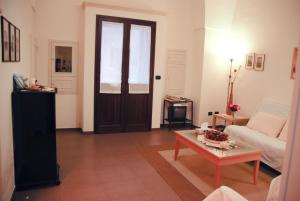 库特罗菲安诺Casa Meravigli的带沙发和桌子的客厅以及门