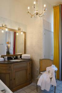 迪纳尔雷娜霍顿斯别墅酒店的一间带水槽和镜子的浴室
