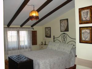 MotillejaParaíso Villa Parchís的一间卧室配有一张床和一盏灯