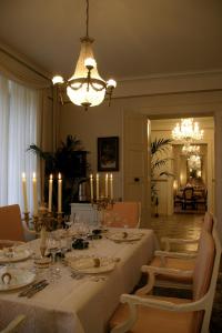 Vic-sur-Seille美斯尼城堡住宿加早餐旅馆的一间带桌子和吊灯的用餐室