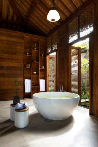 坎古卡拉帕瑜伽精品度假村 的一间大浴室,内设一个大浴缸