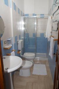 安德里亚B&B La Bougainvillea的浴室配有卫生间、盥洗盆和淋浴。