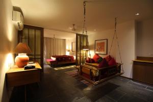 拉杰果德The Sky Imperial Aarivaa Luxury HomeStay的一间带沙发和床的客厅