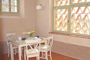 马萨马里蒂马Le Moraiole的一间带桌椅和窗户的用餐室