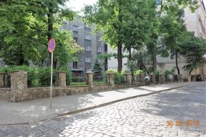 里加Apartment Old Town Riga River View的人行道上没有停车标志的街道