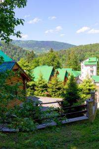 亚列姆切Sofia Forest Club的一群绿色屋顶和树木的建筑