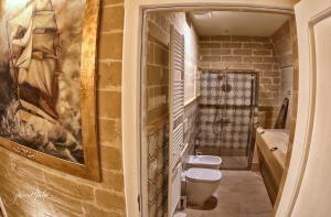 格拉维纳普利亚Domus Decclesiis的砖墙浴室,带两个卫生间