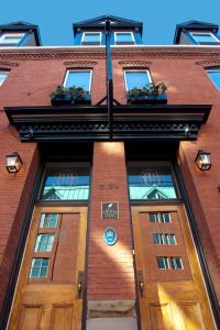 哈利法克斯哈里伯顿酒店的砖砌建筑,设有两扇门和两扇窗户