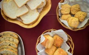 德尔迪阿布罗角佩斯卡多尔宾馆的三个篮子,上面放着面包和糕点