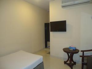 吉大港行政旅馆的客房设有1张床、1张桌子和1台电视。