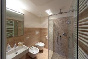 维罗纳麦当娜维罗纳公寓的带淋浴、卫生间和盥洗盆的浴室