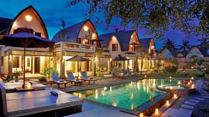 吉利特拉旺安特拉旺甘明珠酒店的夜间带游泳池的别墅