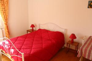 Genevreuille福美派达格乐博特查农家乐的红色的床,房间有两个红灯