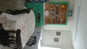 波特马吉Eilymaes的一间卧室配有一张床和一个绿色的橱柜