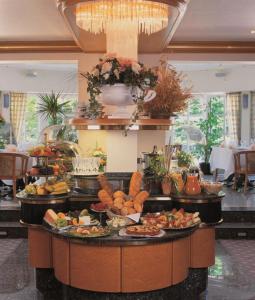明登精美酒店的在一家提供多种不同食物的酒店享用自助餐