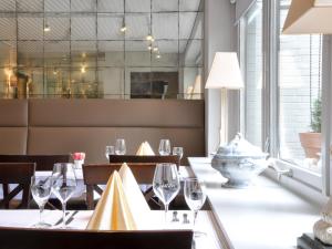 威克奥夫弗尔格雷戈里维克奥夫尔旅馆的用餐室配有带酒杯的桌子