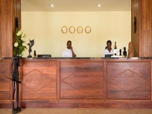 奔巴岛拉斐尔斯酒店的两个人坐在酒吧的柜台上