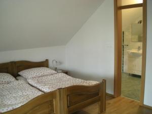 Grahovo图里斯提纳麦提亚卢格尔旅馆的卧室配有床和盥洗盆