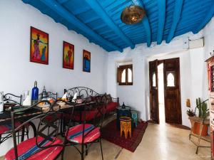 查兹拉德拉谢拉La Andalusi的客房设有桌椅和蓝色天花板。