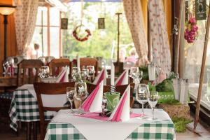 巴登-巴登Hotel Merkurwald - Restaurant Wolpertinger的一张带红白餐巾和酒杯的桌子