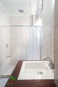 Boljoon杰伊奈特海景度假酒店的一间带水槽和淋浴的浴室